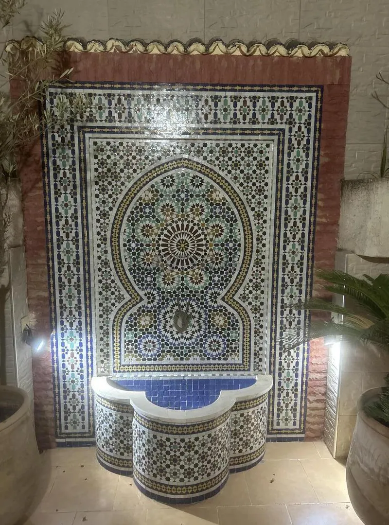 Fontaine marocaine en zellige artisanal