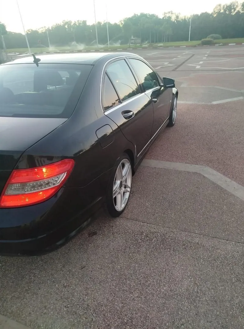 Voiture Mercedes neuve et pure
