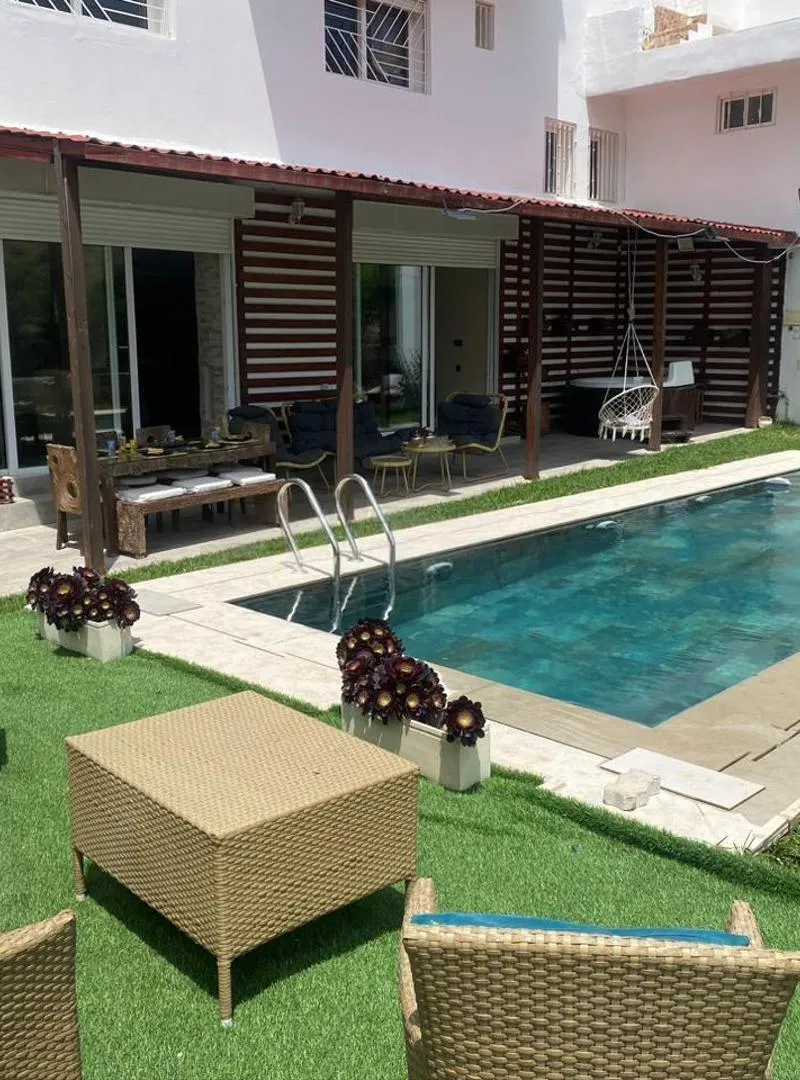 Villa calme avec piscine et vue sur la nature à Neuilly