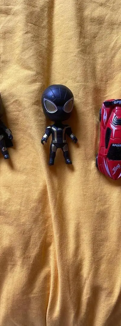 Je vends mes petites figurines avec petite voiture
