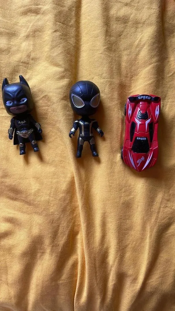 Je vends mes petites figurines avec petite voiture