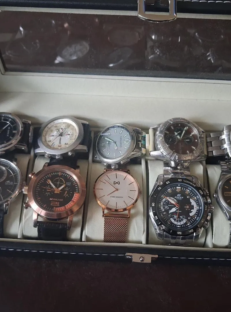 Montre élégante pour homme à vendre. Contactez-moi si intéressé