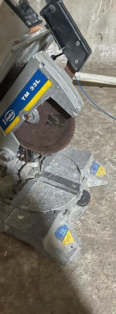 Machine à couper l'aluminium et le fer