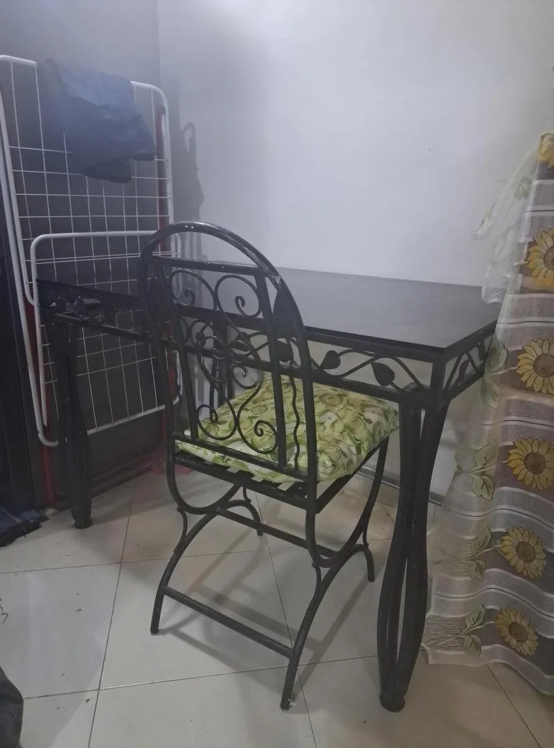 Table avec quatre chaises (1,10m x 70cm)