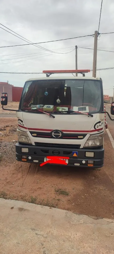 Camion dépanneuse HINO 300 très bon état