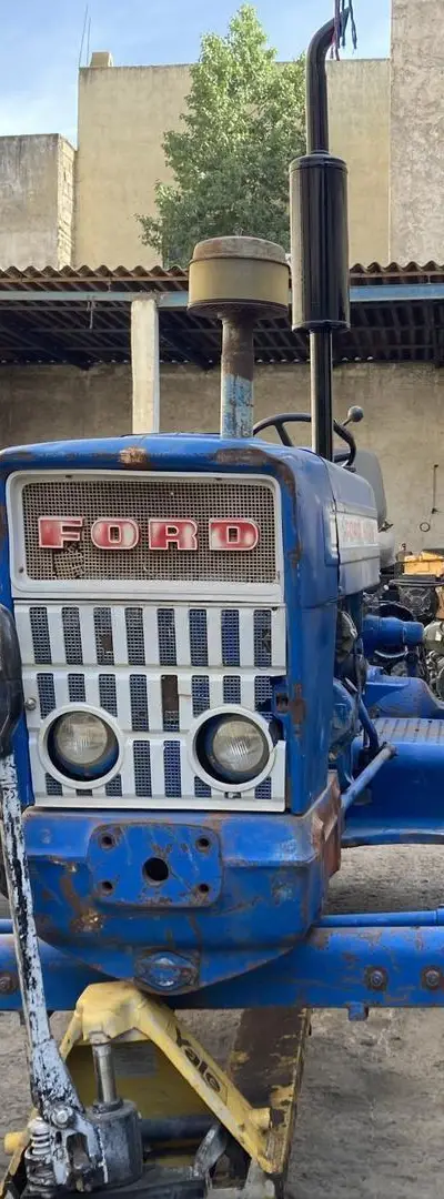 Tracteur agricole Ford à vendre en bon état