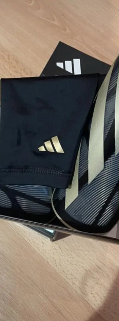 Protège-tibias Adidas authentiques avec chaussettes de compression