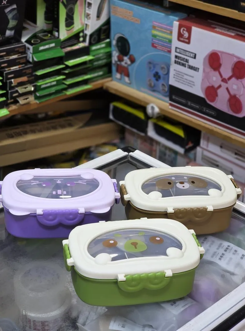 Boîtes alimentaires pour enfants aux designs ludiques.