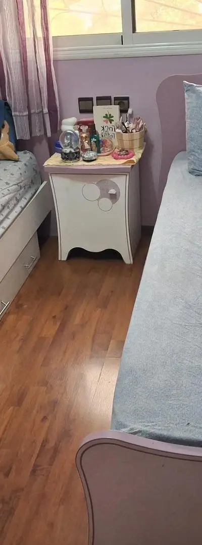 2 lits avec matelas et commode