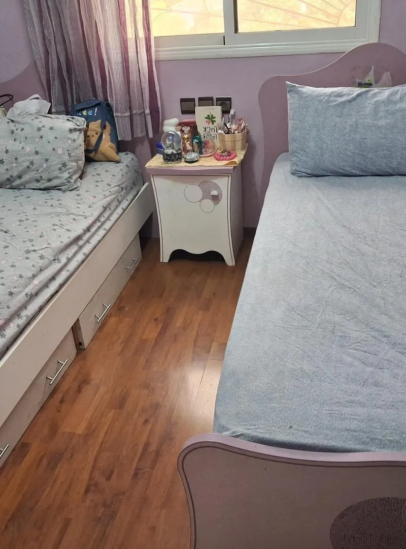 2 lits avec matelas et commode