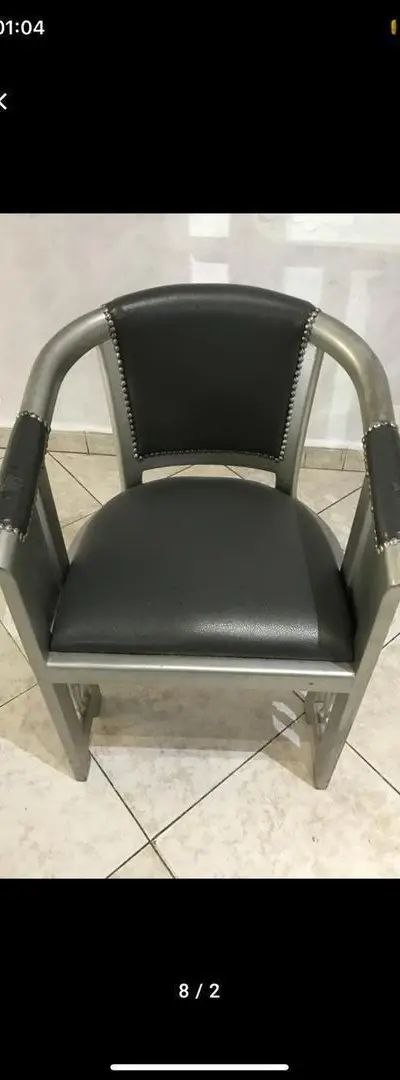 Chaise et table de café en bon état