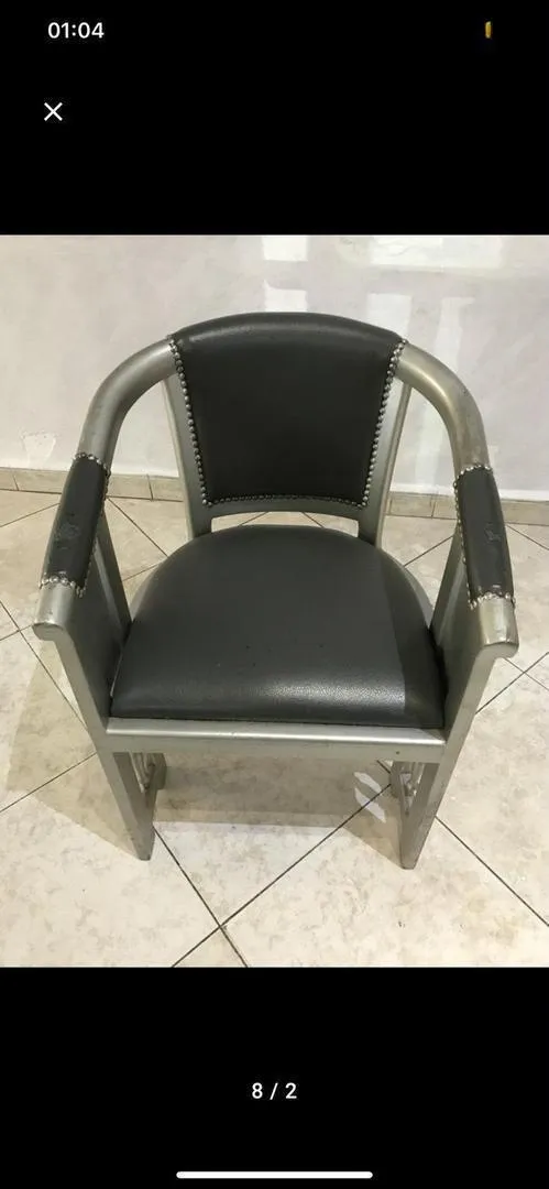 Chaise et table de café en bon état