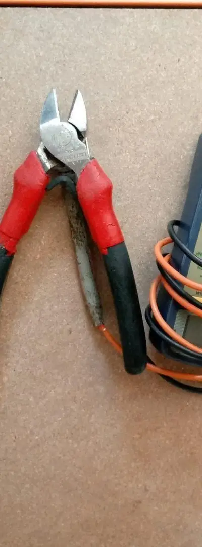Électricien installations électriques et travaux de maintenance à domicile