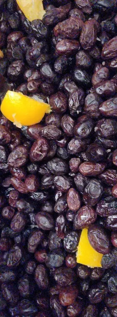 Olive. Olives noires et olives craquelées