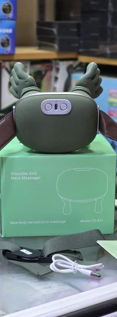Appareil de massage pour épaules et cou au design unique.