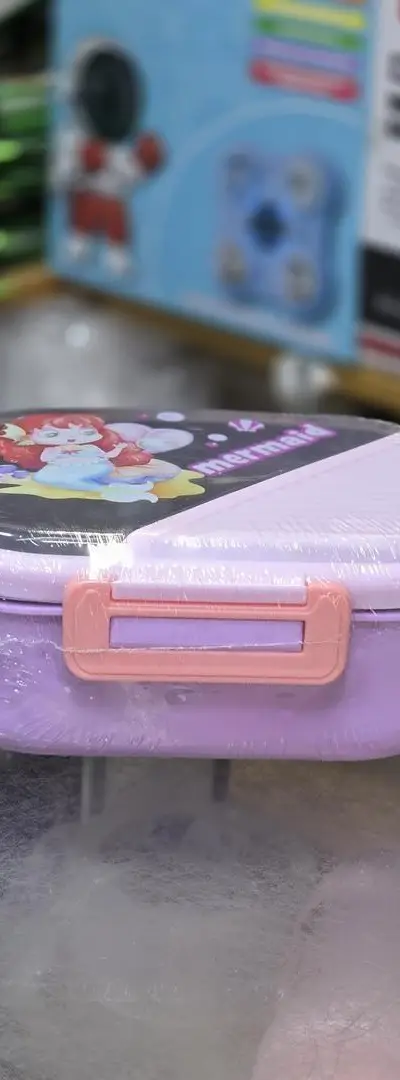Je propose des boîtes alimentaires pratiques et sûres pour enfants.