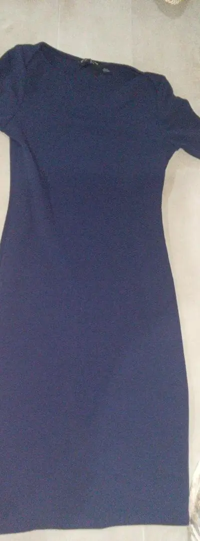 Robe courte bleu marine parfaite pour les sorties