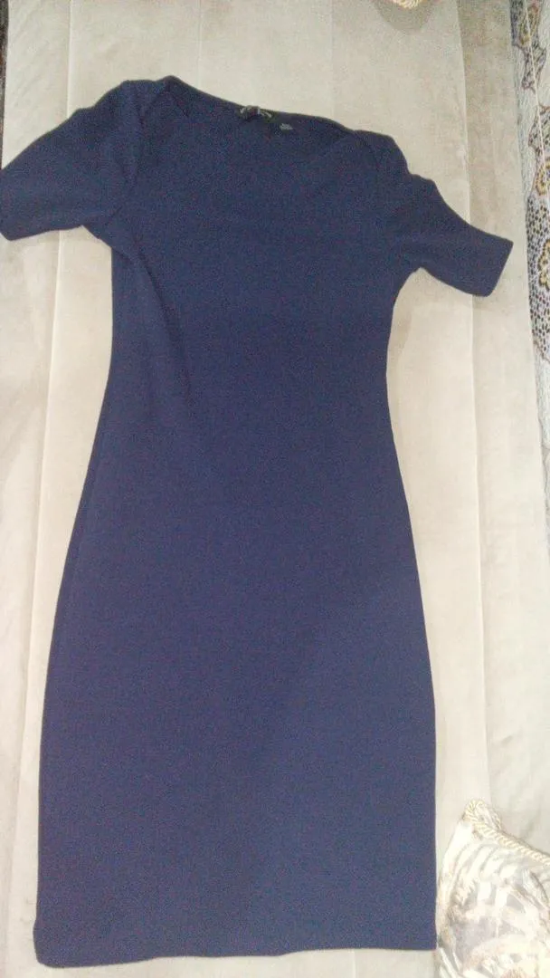 Robe courte bleu marine parfaite pour les sorties