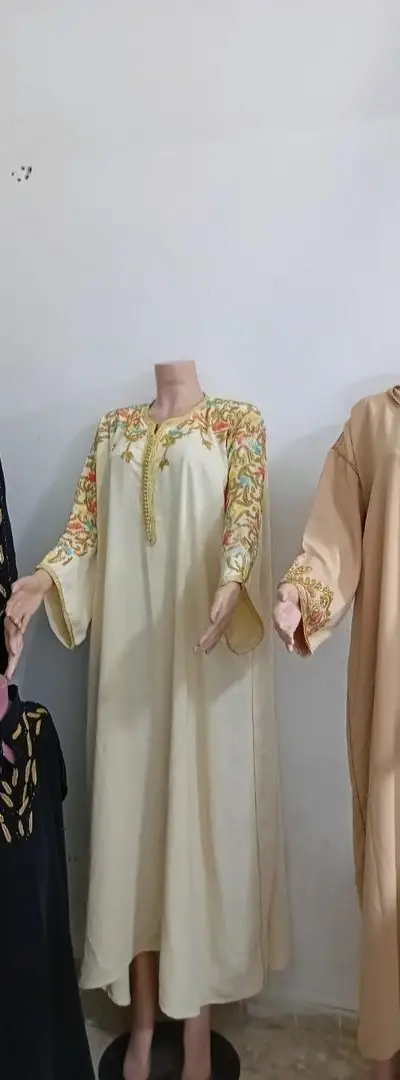 Trois gandouras pour femmes brodées avec perles, meilleure qualité et meilleur tissu