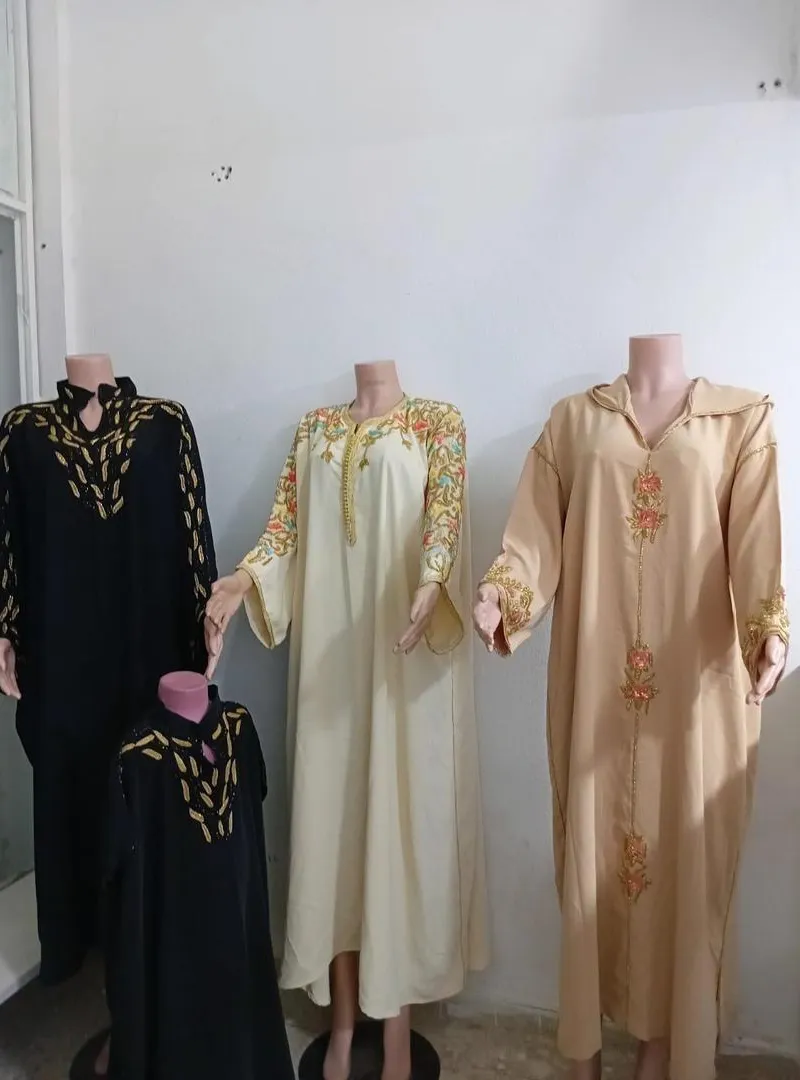 Trois gandouras pour femmes brodées avec perles, meilleure qualité et meilleur tissu