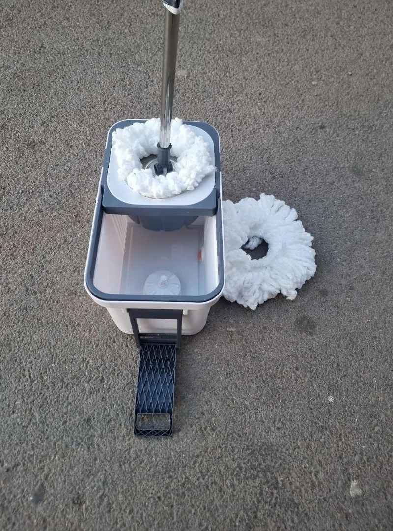 Serpillière rotative pour un nettoyage facile et efficace des sols.