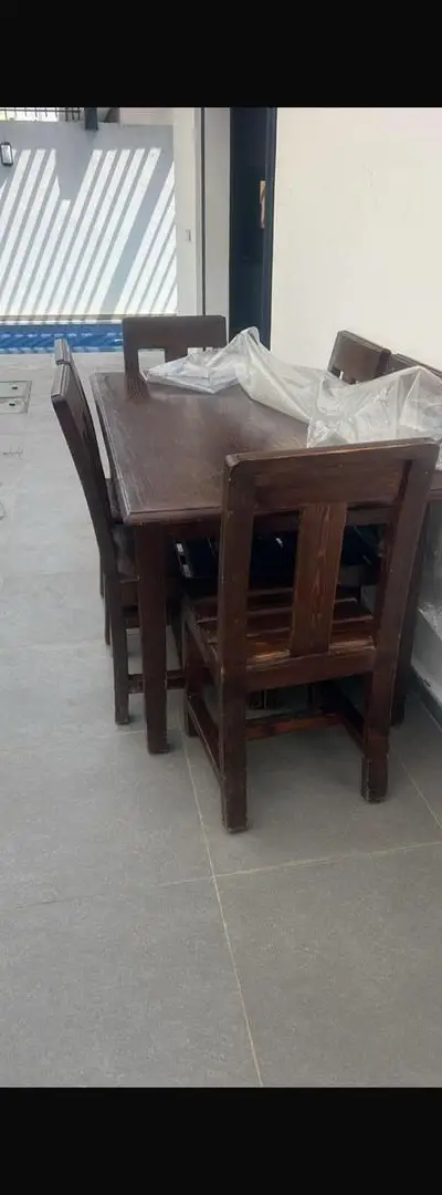 Table à manger en bois massif avec 6 chaises