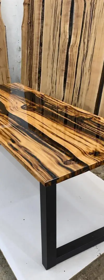 Table en bois massif et époxy