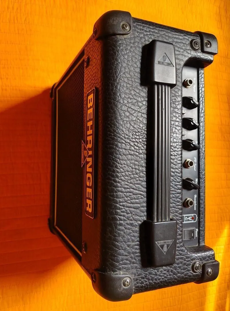 Behringer VINTAGER AC108 – Amplificateur de guitare à lampes