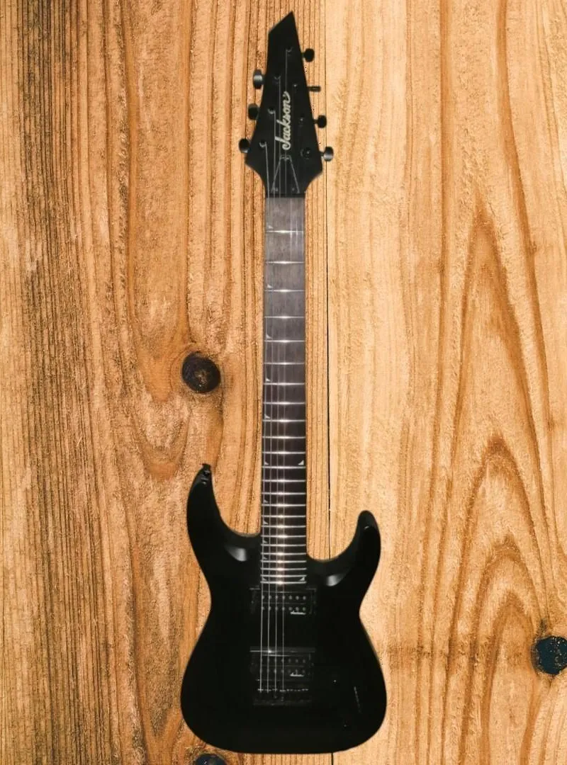Jackson JS22 7 cordes avec accessoires