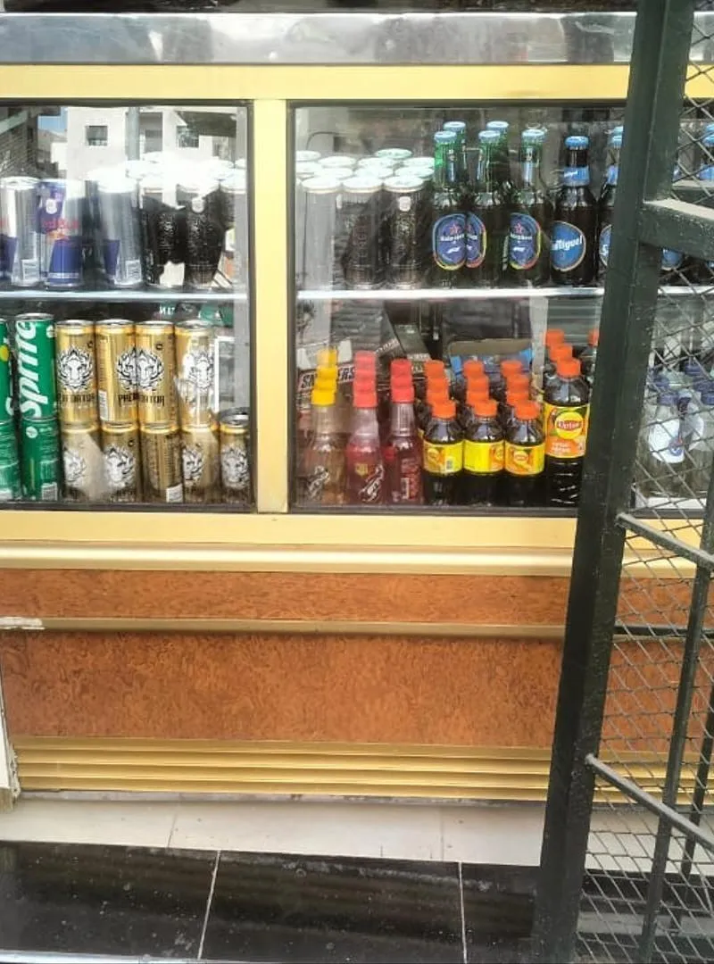 Excellente vitrine réfrigérée à vendre.
