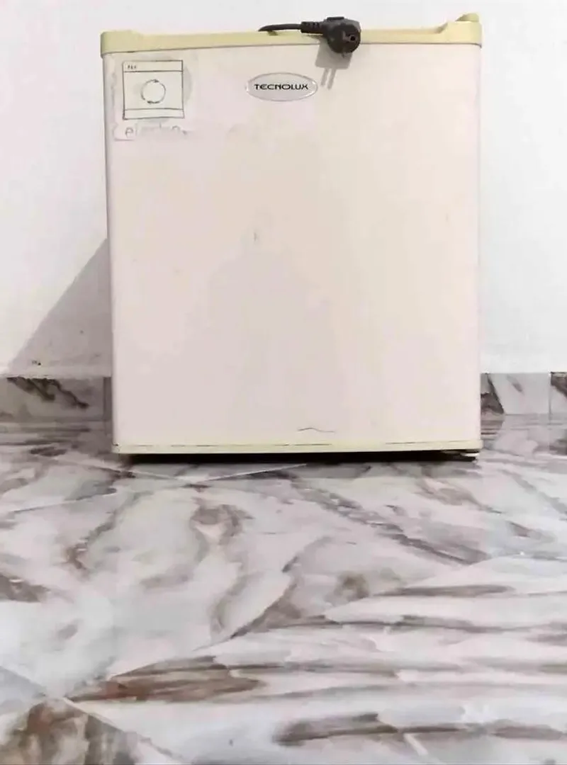 Petit réfrigérateur qui fonctionne bien et sans aucun problème.