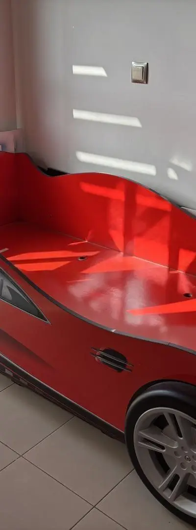 Lit voiture rouge