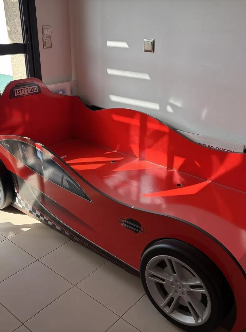Lit voiture rouge