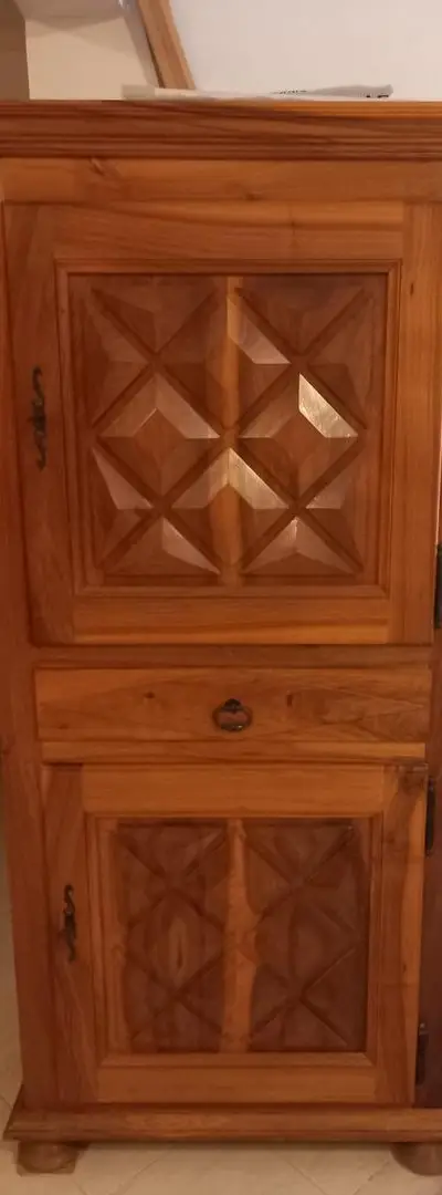 Très belle armoire en noyer massif