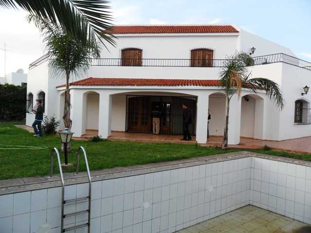 villa avec chauffage et piscine a Hay Riad