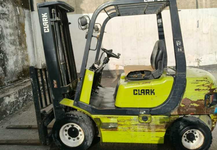 Clark 2.5 tonne en bon état.