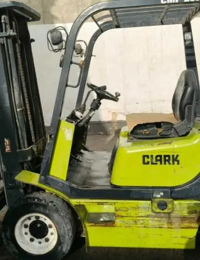 Clark 2.5 tonne en bon état.