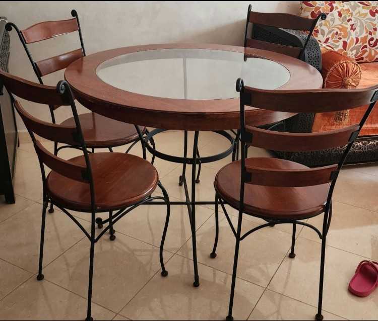 A vendre table magnifique avec 4chaises
