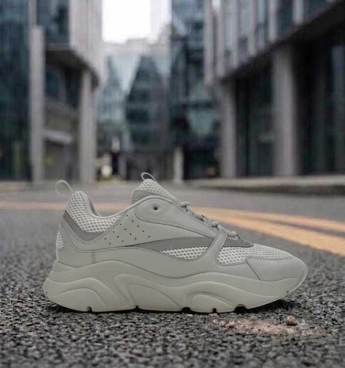 Dior B22 disponibles à la vente.