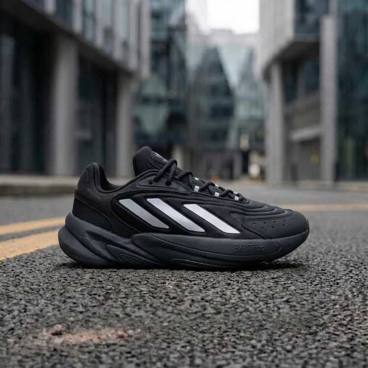 Chaussures de course adidas à vendre.