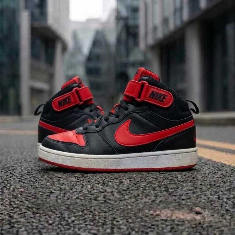 Sneakers Nike Mid à vendre..