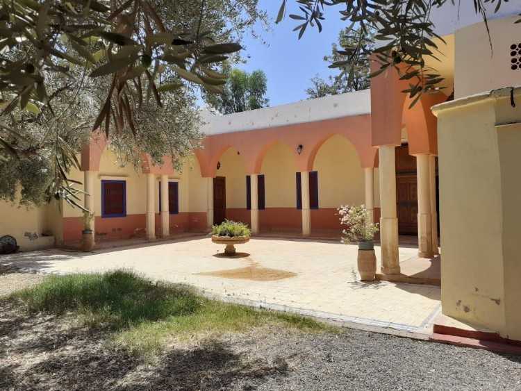villa traditionelle,jardin, piscine titré