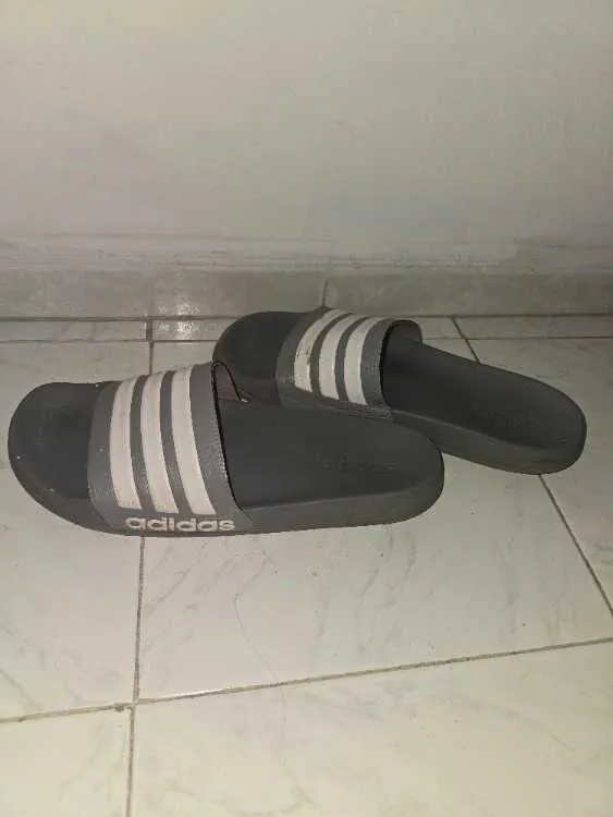 Claquettes Adidas originales fabriquées en Italie.