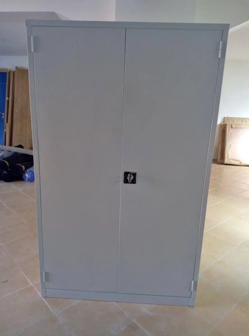 Armoire de rangement métallique