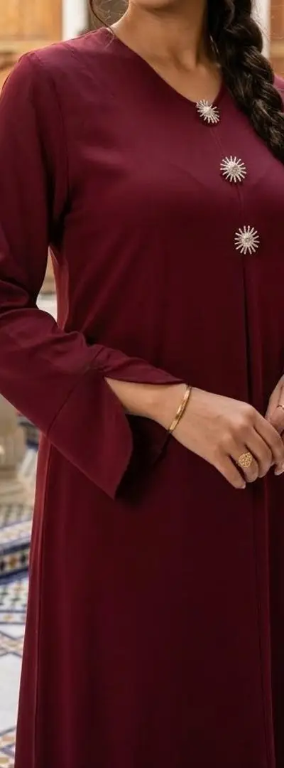 Djellaba élégante d'une couleur bordeaux distinctive – Qualité et couture raffinées