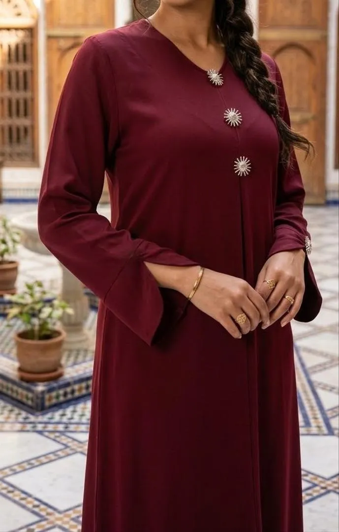 Djellaba élégante d'une couleur bordeaux distinctive – Qualité et couture raffinées