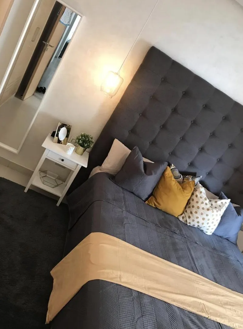 Lit Simmons 180 × 200, tête de lit et 4 tapis IKEA