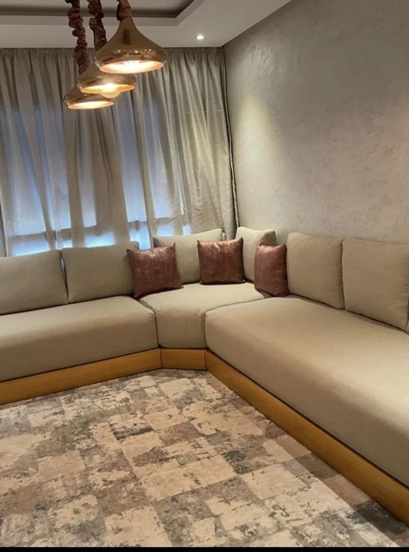 Salon SIMMONS, avec TV LG, tapis et accessoires