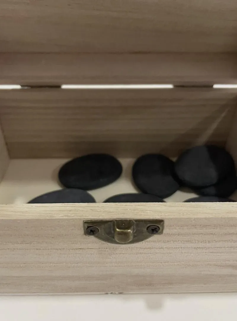 Pierres chaudes avec leur boîte neuves