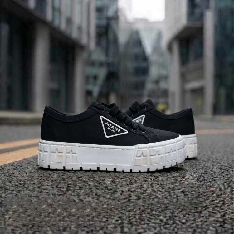 Je vends une paire de baskets Prada.